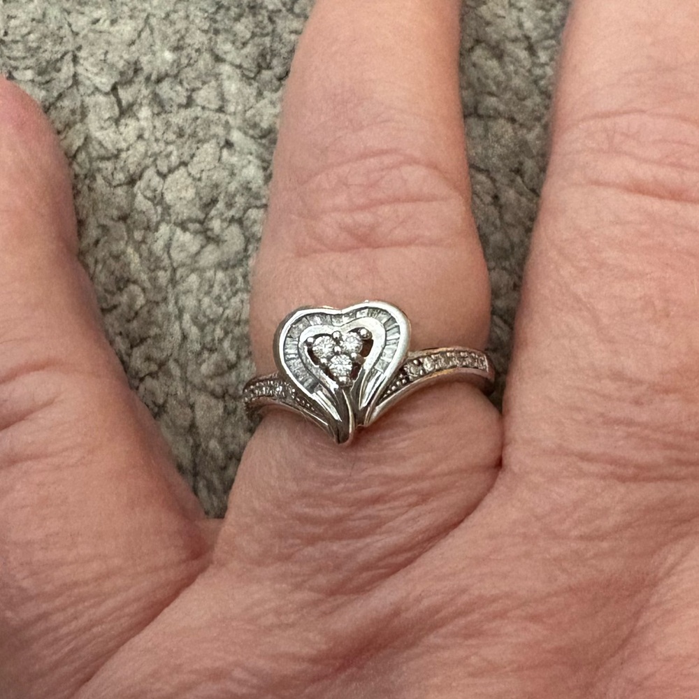 EUC stamped .925 silver heart ring size 7